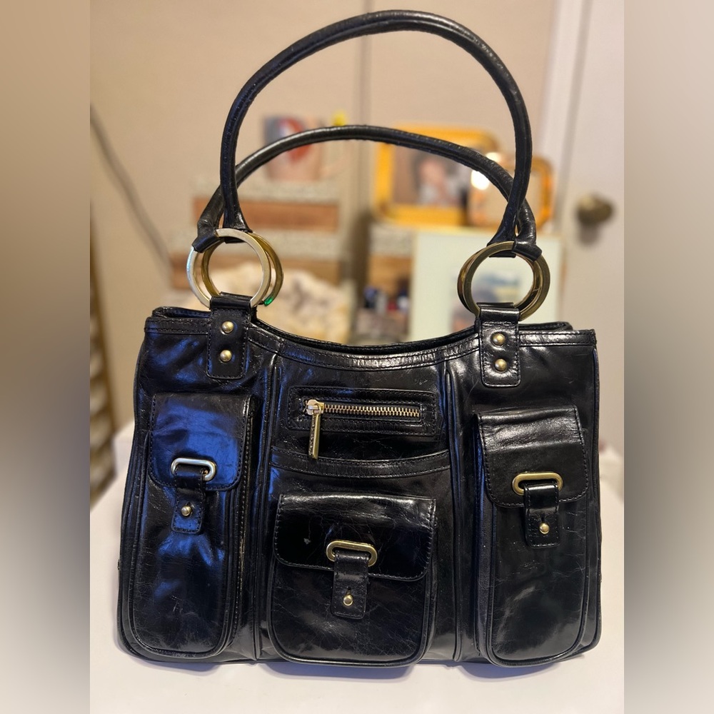 Leather shoulder bag great storage inside and outside has plenty of pockets